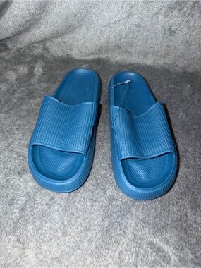 Mens  Cloud Slides (44-45)  Size US 9.5-10( Women’s 11.5-12)